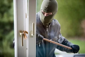 Kerntrekbeveiliging op een moderne voordeur met SKG veiligheidscilinder ter bescherming tegen inbraak