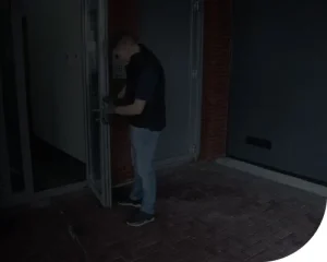 Professionele slotenmaker in Kapellen voert een slot reparatie uit aan de voordeur van een woning.