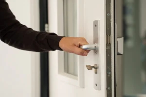 Modern veiligheidsbeslag op een voordeur met SKG-gecertificeerde cilinder in België