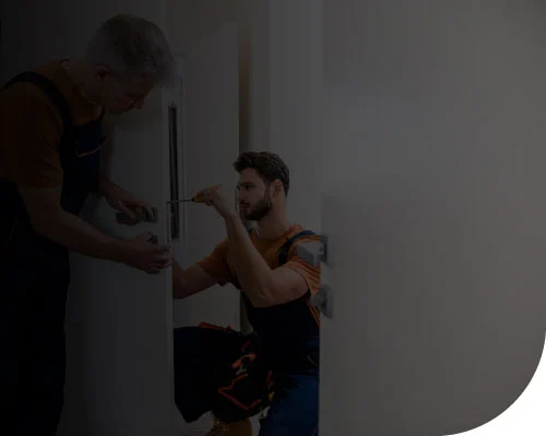 Professionele slotenmaker helpt bij het beveiligen van een woning in Zwijndrecht