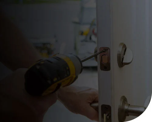 Slotenmaker herstelt een deurslot met professioneel gereedschap voor een veilige woning