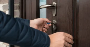 sleutel draait niet in slot van een houten voordeur